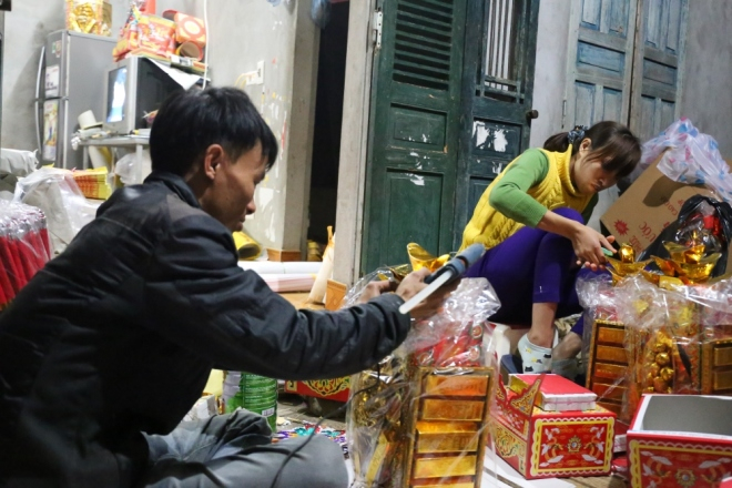 Gần Tết, c&aacute;c sản phẩm h&agrave;ng m&atilde; gồm cả đồ &ocirc;ng C&ocirc;ng &ocirc;ng T&aacute;o b&aacute;n chạy, anh Hải phải từ chối nhiều đơn đặt h&agrave;ng do kh&ocirc;ng c&ograve;n đủ thời gian.