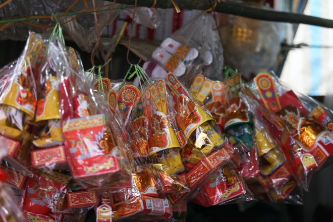 Sản phẩm h&agrave;ng m&atilde; phục vụ c&uacute;ng &ocirc;ng C&ocirc;ng &ocirc;ng T&aacute;o c&oacute; nhiều mức gi&aacute;, từ 30.000 đồng đến 50.000 đồng. Loại to v&agrave; đẹp c&oacute; gi&aacute; khoảng 120.000 đồng.