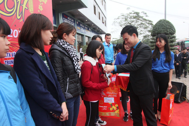 Đại diện c&aacute;c h&atilde;ng vận tải tặng qu&agrave; v&agrave; trao v&eacute; xe miễn ph&iacute; cho c&aacute;c sinh vi&ecirc;n.