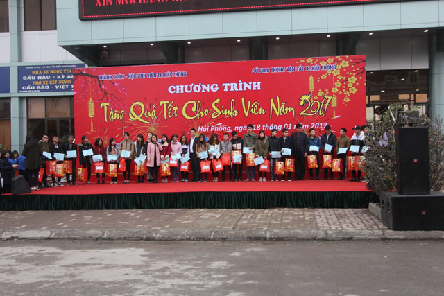 H&agrave;ng ngh&igrave;n sinh vi&ecirc;n của 27 tỉnh thanh đang theo học tại Hải Ph&ograve;ng được tặng v&eacute; xe về qu&ecirc; ăn tết.