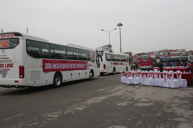 Những chuyến xe đầu ti&ecirc;n đưa sinh vi&ecirc;n về qu&ecirc; dịp tết cổ truyền.