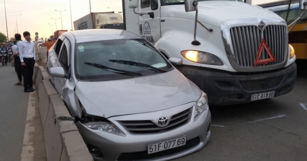 Va chạm xe container, "xế hộp" mắc kẹt trên dải phân cách