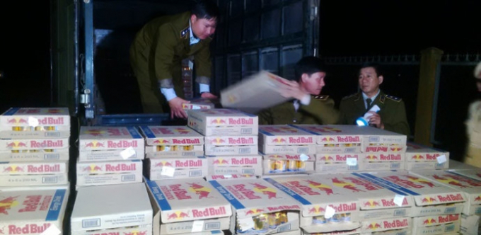 CSGT Thừa Thi&ecirc;n - Huế ph&aacute;t hiện 16.800 lon nước Red bull nhập lậu. (Ảnh: GT)