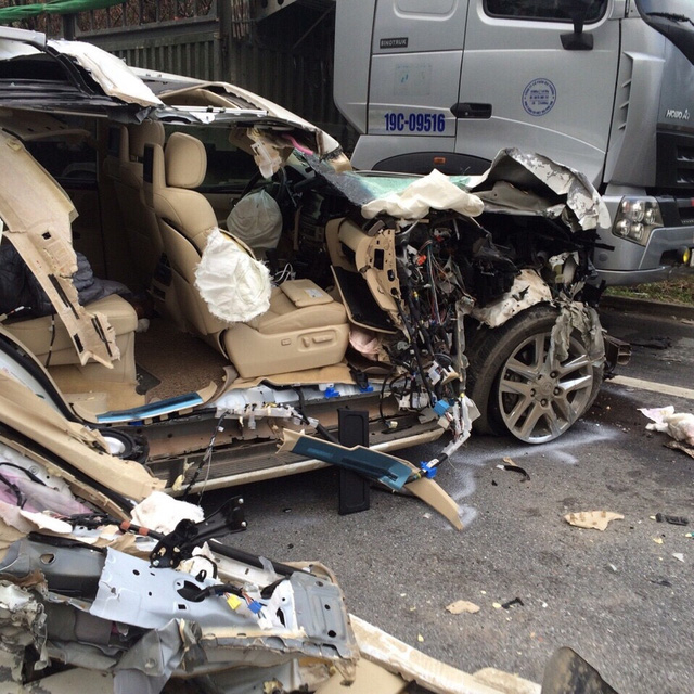 Cận cảnh xe Lexus &ldquo;n&aacute;t bươm&rdquo; tr&ecirc;n cao tốc Nội B&agrave;i - L&agrave;o Cai