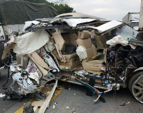 Cận cảnh xe Lexus &ldquo;n&aacute;t bươm&rdquo; tr&ecirc;n cao tốc Nội B&agrave;i - L&agrave;o Cai