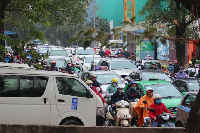 C&aacute;c phương tiện lộn xộn, chen lấn gi&agrave;nh từng cm đường.