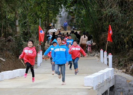C&aacute;c em học sinh vui đ&ugrave;a tr&ecirc;n c&acirc;y cầu mới