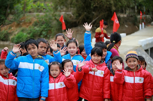 C&aacute;c em nhỏ hai th&ocirc;n vui mừng với những chiếc &aacute;o mới