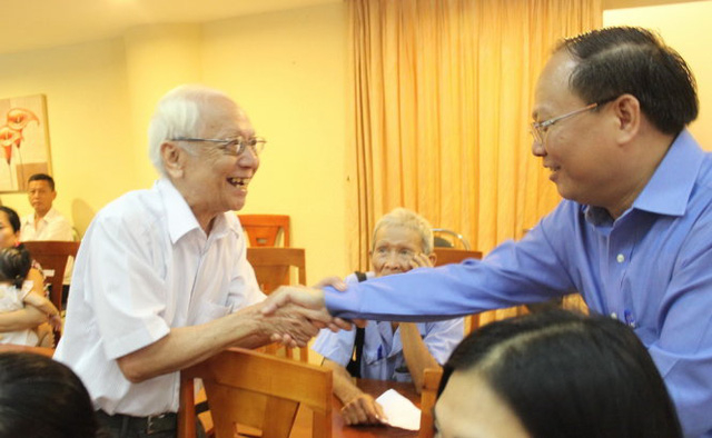 &Ocirc;ng Tất Th&agrave;nh Cang (phải) tại buổi lễ chăm lo tết cho người d&acirc;n ngh&egrave;o. (Ảnh: PLO)