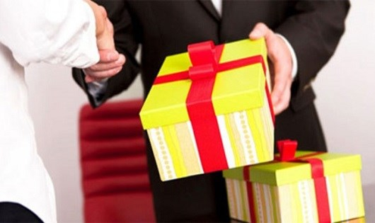Trong kh&ocirc;ng &iacute;t trường hợp, việc thăm hỏi, ch&uacute;c Tết chỉ l&agrave; c&aacute;i cớ, c&ograve;n tặng qu&agrave; mới quan trọng.
