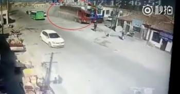 Lạnh người với clip xe tải đâm sập 3 ngôi nhà khiến 5 người chết