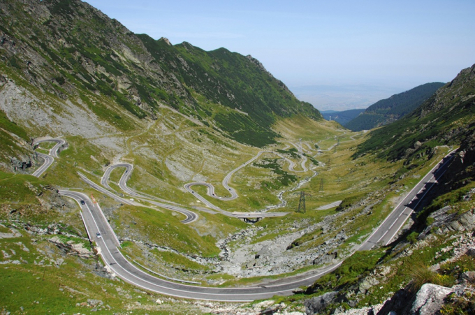 Nằm ở d&atilde;y n&uacute;i Carpathian nối với Fagaras, Transfagarasan c&oacute; chiều cao khoảng 2.034m v&agrave; l&agrave; con đường cao nhất ở Rumani.Transfagarasan&nbsp;được biết đến với c&aacute;c điểm tham quan tuyệt đẹp nhưng cũng đầy nguy hiểm.