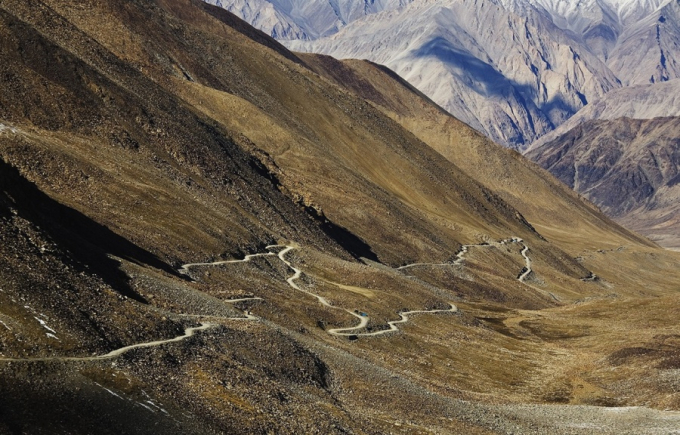 Khardung La l&agrave; cửa ng&otilde; đi v&agrave;o thung lũng Shyok v&agrave; Nubra, Ấn Độ. Con đường n&agrave;y được tổ chức Guinness c&ocirc;ng nhận l&agrave; đường đ&egrave;o cao nhất thế giới với độ cao 5602m.