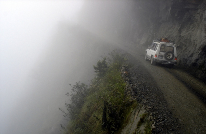 Nối liền La Paz với Coroico, Yungas được mệnh danh l&agrave; con đường nguy hiểm nhất thế giới hay c&ograve;n gọi l&agrave; con đường chết bởi 1 b&ecirc;n l&agrave; n&uacute;i dốc, 1 b&ecirc;n l&agrave; v&aacute;ch đ&aacute; cao khoảng 600 m&eacute;t.&nbsp;H&agrave;ng năm c&oacute; khoảng 200 đến 300 người tử nạn ở đ&acirc;y.&nbsp;