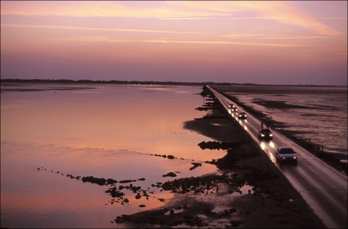 Con đường độc đ&aacute;o Le Passage du Gois d&agrave;i 4.5 km v&agrave; chỉ mở cửa cho c&aacute;c phương tiện đi lại v&agrave;i giờ mỗi ng&agrave;y. Khi thủy triều l&ecirc;n, to&agrave;n bộ con đường sẽ ch&igrave;m trong nước biển.