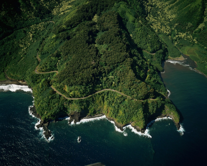 Nối liền Kaluhui v&agrave; Hana của Hawai, con đường d&agrave;i 112 km n&agrave;y v&ocirc; c&ugrave;ng nhỏ hẹp, nơi đ&acirc;y thường bị đ&oacute;ng cửa do sạt lở đất.&nbsp;