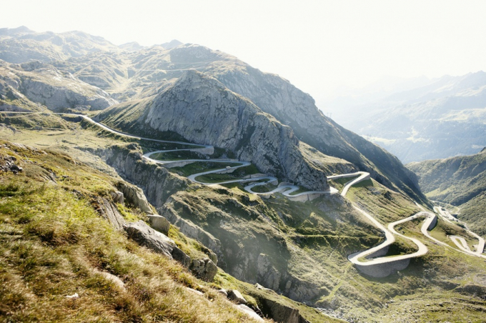 Gotthard l&agrave; một trong những đ&egrave;o n&uacute;i cao nhất thuộc d&atilde;y Alps. Con đường d&agrave;i 64 km n&agrave;y sẽ khiến du kh&aacute;ch ngạc nhi&ecirc;n v&agrave; th&iacute;ch th&uacute; trước vẻ đẹp tuyệt vời của n&oacute;.