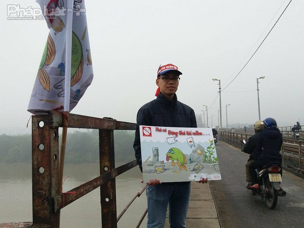 Mặc d&ugrave; thời tiết rất lạnh nhưng c&aacute;c th&agrave;nh vi&ecirc;n trong nh&oacute;m đ&atilde; c&oacute; mặt từ rất sớm để tham gia tuy&ecirc;n truyền.