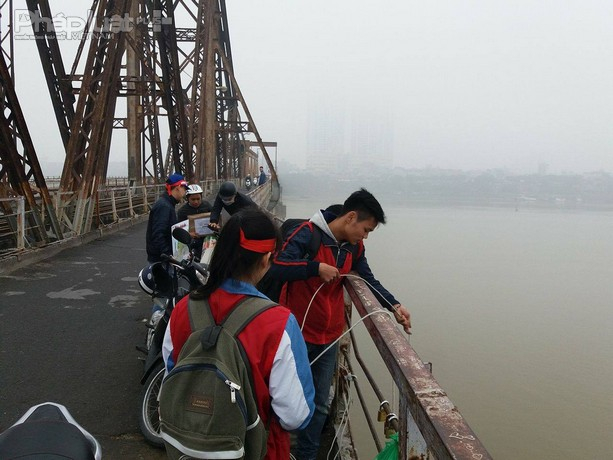 Ngo&agrave;i tấm biển k&ecirc;u gọi, mỗi t&igrave;nh nguyện&nbsp;vi&ecirc;n đều c&oacute; một chiếc t&uacute;i to để thu gom tại chỗ những chiếc t&uacute;i nilon của người thả c&aacute;.