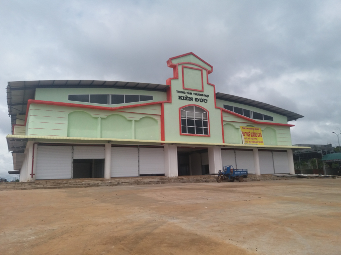 Trung t&acirc;m thương mại Kiến Đức (mang d&aacute;ng dấp giống chợ truyền thống) đang gặp phải sự phản đối của tiểu thương.