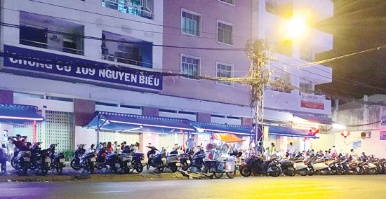 Một số hộ d&acirc;n ngang nhi&ecirc;n chiếm lề đường c&ocirc;ng cộng g&acirc;y bức x&uacute;c.