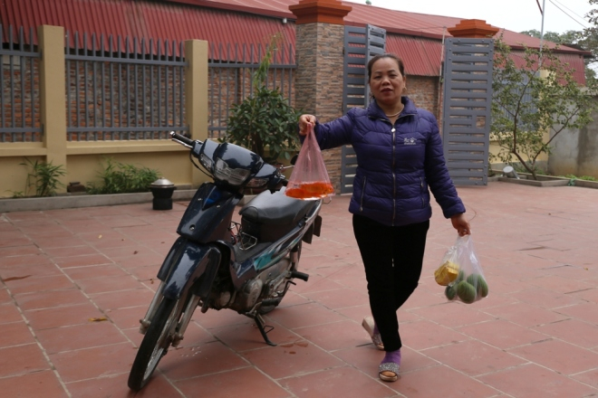 Sớm 22/12 &acirc;m lịch, b&agrave; Nguyễn Thị Tuyết (thị trấn Xu&acirc;n Mai, Chương Mỹ, H&agrave; Nội) đi chợ sắm đồ lễ c&uacute;ng &ocirc;ng C&ocirc;ng &ocirc;ng T&aacute;o, gồm hoa quả, rau củ v&agrave; kh&ocirc;ng thể thiếu 3 con c&aacute; ch&eacute;p v&agrave;ng to khỏe