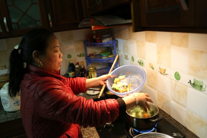 M&acirc;m cỗ c&uacute;ng của gia đ&igrave;nh b&agrave; Tuyết kh&ocirc;ng cầu kỳ, thường l&agrave; đồ chay.