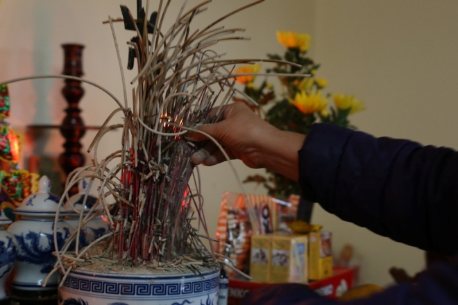 Sau một năm thờ c&uacute;ng, b&aacute;t hương của c&aacute;c gia đ&igrave;nh đ&atilde; đầy v&agrave; đ&acirc;y l&agrave; thời điểm để tỉa, ch&agrave;o đ&oacute;n năm mới.