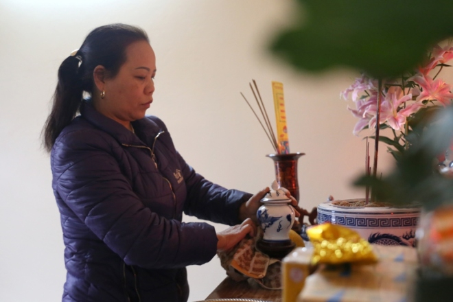 Đồ thờ cũng được lau rửa cẩn thận. Theo quan niệm, đ&acirc;y l&agrave; c&aacute;ch gột rửa những bụi bẩn của năm cũ, đ&oacute;n t&agrave;i lộc cho năm mới.