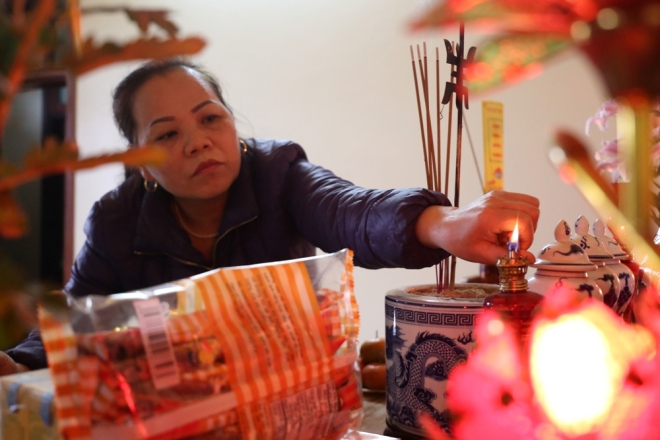 Kh&ocirc;ng thể thiếu tr&ecirc;n c&aacute;c ban thờ l&agrave; ngọn lửa, tượng trưng cho sự ấm c&uacute;ng đo&agrave;n vi&ecirc;n.