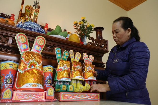 B&agrave; Tuyết sắp xếp c&aacute;c bộ