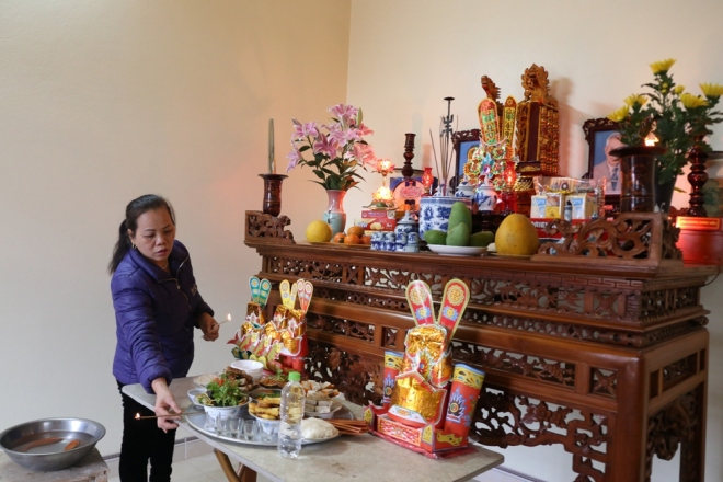 B&agrave; Tuyết sắp xếp đồ lễ sao cho h&agrave;i h&ograve;a nhất. Người miền Bắc thường c&uacute;ng con c&aacute; v&agrave;ng c&ugrave;ng với lễ c&uacute;ng &ocirc;ng C&ocirc;ng &ocirc;ng T&aacute;o.