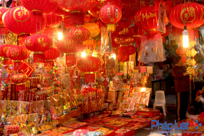 Những mặt h&agrave;ng trang tr&iacute; Tết với t&ocirc;ng m&agrave;u đỏ - v&agrave;ng chủ đạo l&agrave;m nổi bật cả con phố giữa l&ograve;ng H&agrave; Nội.