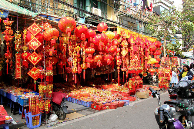 Phố H&agrave;ng M&atilde; những ng&agrave;y gi&aacute;p Tết lu&ocirc;n rực rỡ, nhộn nhịp v&agrave; đ&ocirc;ng đ&uacute;c người mua sắm đồ trang tr&iacute; để chuẩn bị cho Tết Nguy&ecirc;n đ&aacute;n.