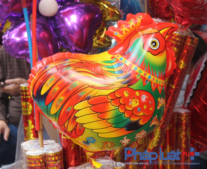 Năm nay l&agrave; năm Đinh Dậu v&igrave; vậy biệu tượng con g&agrave; được b&agrave;y b&aacute;n nhiều tại đ&acirc;y.