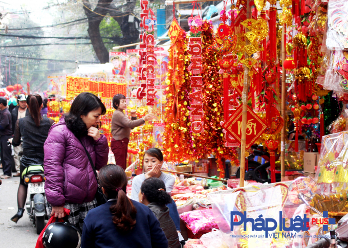 Phố H&agrave;ng M&atilde; lung linh ng&agrave;y &aacute;p Tết