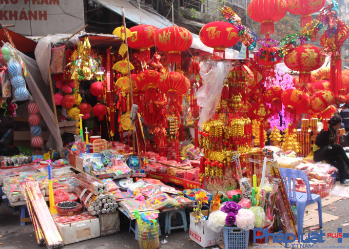 Phố H&agrave;ng M&atilde; lung linh ng&agrave;y &aacute;p Tết