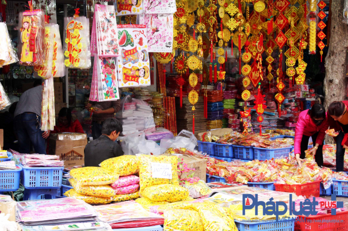 T&ugrave;y v&agrave;o m&agrave;u sắc, k&iacute;ch thước, những mặt h&agrave;ng c&oacute; gi&aacute; kh&aacute;c nhau, dao&nbsp;động từ 10.000&nbsp;đồng-150.000&nbsp;đồng/c&agrave;nh