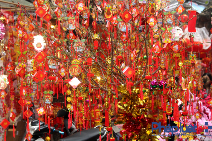 Phố H&agrave;ng M&atilde; lung linh ng&agrave;y &aacute;p Tết