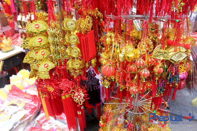 D&acirc;y trang tr&iacute; h&igrave;nh tiền, v&agrave;ng được nhiều người chọn mua với hi vọng năm mới sẽ l&agrave;m ăn thuận lợi, ph&aacute;t đạt.