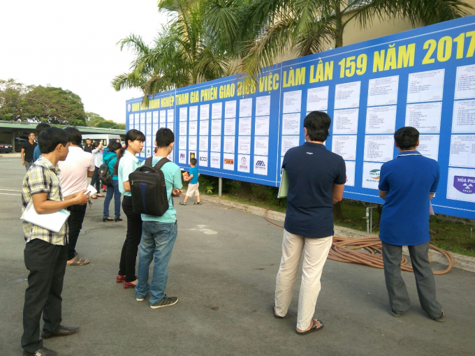 Người lao động xem th&ocirc;ng tin tại Phi&ecirc;n giao dịch việc l&agrave;m.