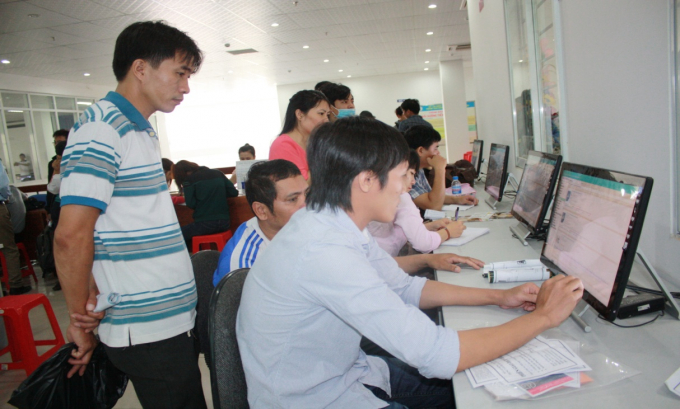 Người lao động sử dụng m&aacute;y tra cứu th&ocirc;ng tin đa năng.