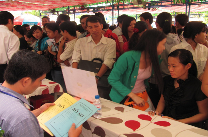Người lao động nộp hồ sơ ứng tuyển.