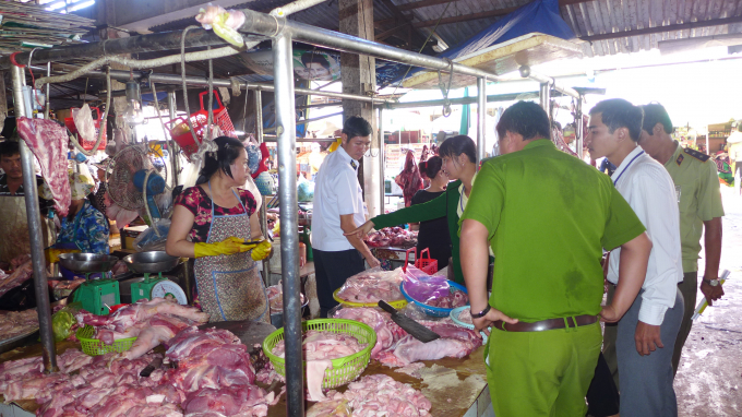 Lực lượng chức năng đ&atilde; tiến h&agrave;nh kiểm tra v&agrave; lập bi&ecirc;n bản thu giữ số thịt bị h&ocirc;i thối.