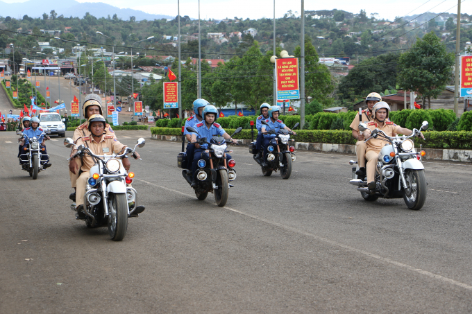 Diễu h&agrave;nh ra qu&acirc;n Năm ATGT 2017.