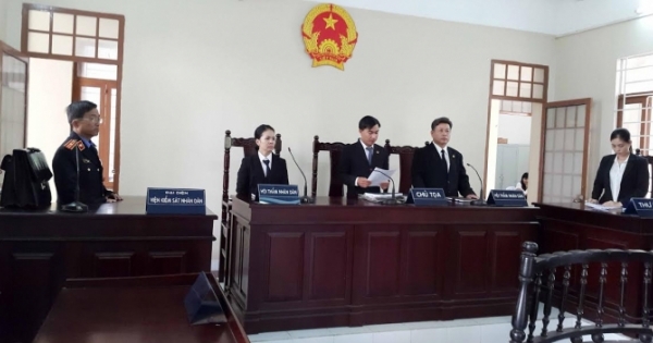 Tòa án nhận đơn kiện vào các ngày chẵn lẻ: Có đúng quy định của pháp luật?