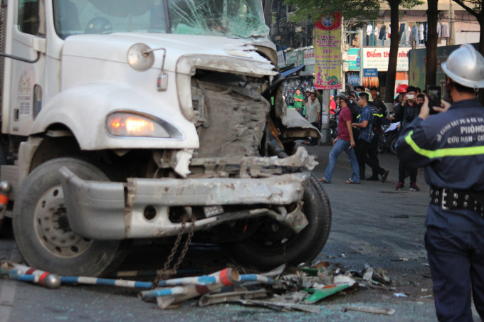 Chiếc container bể đầu sau vụ tai nạn.