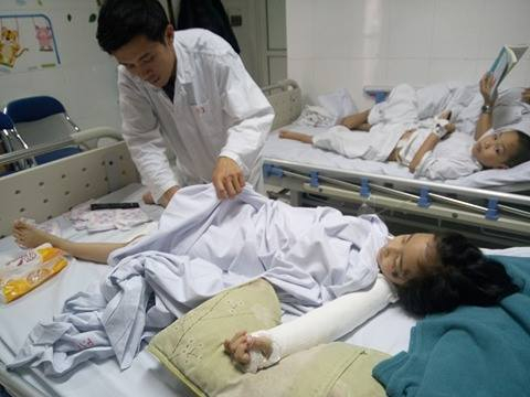 Anh T&acirc;n chăm s&oacute;c cho đứa con g&aacute;i nhỏ đang nằm tr&ecirc;n giường bệnh. (Ảnh: Th&agrave;nh L&acirc;m)