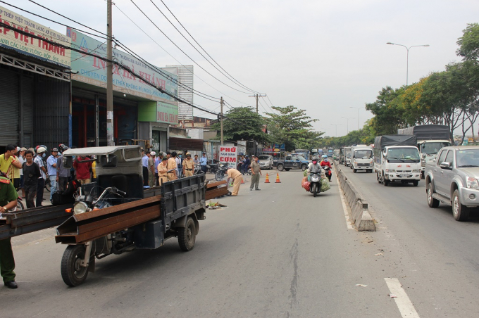 Chiếc ba g&aacute;c chở sắt cồng kềnh t&ocirc;ng nam thanh ni&ecirc;n chết thảm.