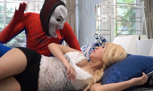 Một cảnh trong clip k&ecirc;nh Elsa Spiderman.